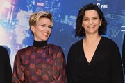 左からスカーレット・ヨハンソン、ジュリエット・ビノシュ。