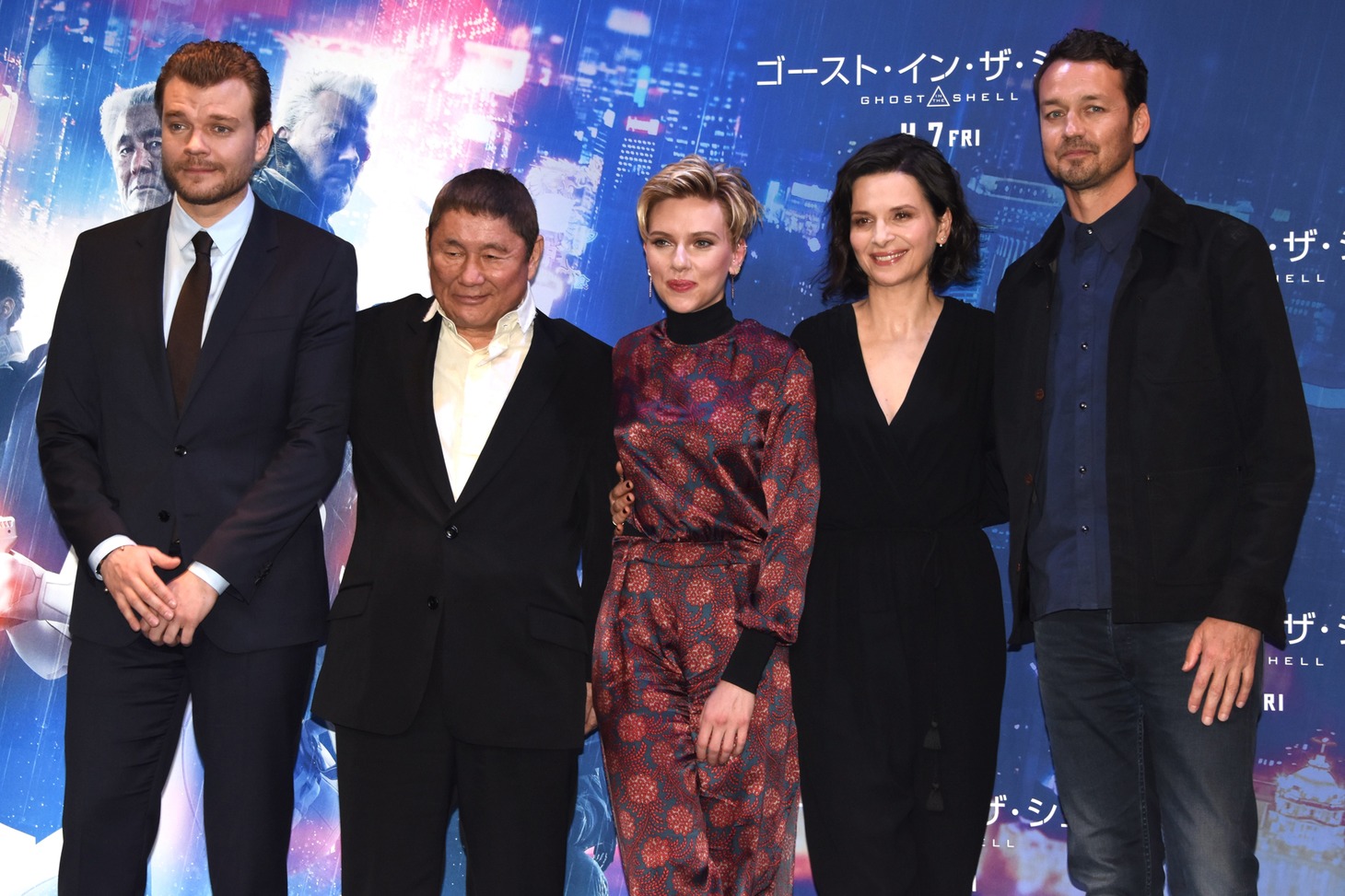 「ゴースト・イン・ザ・シェル」来日記者会見の様子。左からピルウ・アスベック、ビートたけし、スカーレット・ヨハンソン、ジュリエット・ビノシュ、ルパート・サンダース。