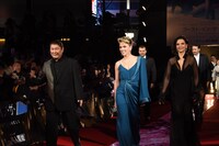 レッドカーペットを歩くビートたけし（左）、スカーレット・ヨハンソン（中央）、ジュリエット・ビノシュ（右）。