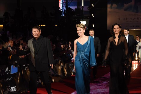 レッドカーペットを歩くビートたけし（左）、スカーレット・ヨハンソン（中央）、ジュリエット・ビノシュ（右）。