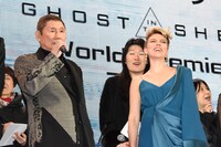 ビートたけし（左）の話に笑うスカーレット・ヨハンソン（右）。