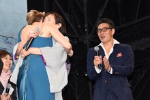 抱擁するスカーレット・ヨハンソン（左）と桃井かおり（中央）。