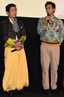 左から前野朋哉、満島真之介。