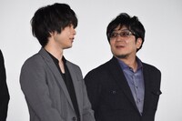 左から中村倫也、大友啓史。
