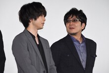 左から中村倫也、大友啓史。