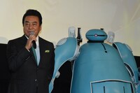 左から高橋英樹、劇中キャラクターのハーツ。