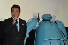 左から高橋英樹、劇中キャラクターのハーツ。