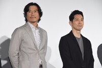 左から豊川悦司、佐々木蔵之介。