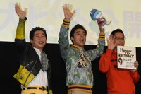 左から前野朋哉、満島真之介、神山健治。