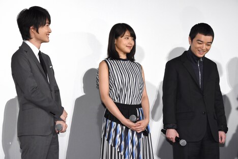 左から神木隆之介、有村架純、染谷将太。