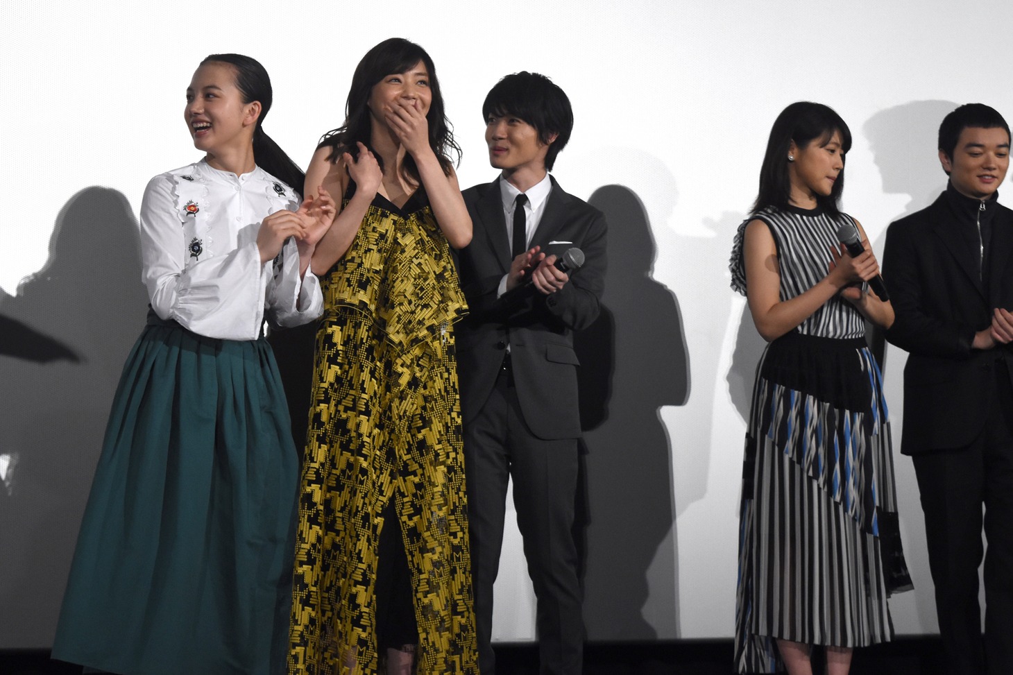 「3月のライオン」前編 初日舞台挨拶の様子。玉入れ合戦の結果に一喜一憂するキャストたち。