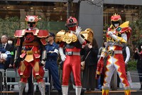 左からアカニンジャー超絶、ハイパートッキュウ1号、キョウリュウレッド・カーニバル。