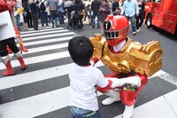 子供と触れ合うハイパートッキュウ1号。