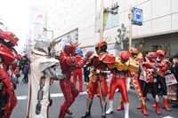 じゃれ合うモモタロスとアカニンジャー超絶（中央）。