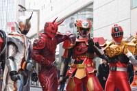 左から仮面ライダーゴースト ムゲン魂、モモタロス、アカニンジャー超絶、ハイパートッキュウ1号。