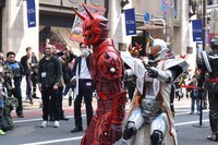 映画の前売り券を買っていないという観客に絡むモモタロス。