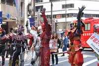 映画の前売り券を買っているかどうか、観客に尋ねるヒーローたち。