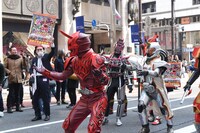 映画の前売り券を買っていないという観客に絡むモモタロス。