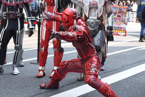 「俺、参上!」のポーズを決めるモモタロス。