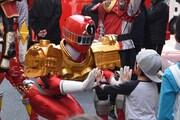 子供と触れ合うハイパートッキュウ1号。