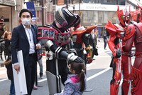 子供と触れ合う仮面ライダーディケイド コンプリートフォーム。