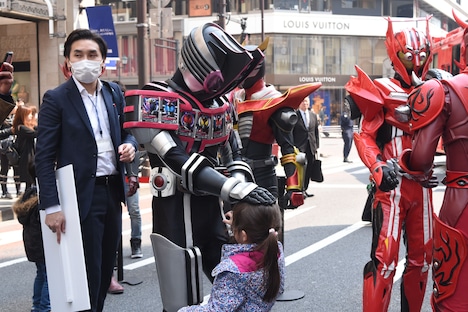 子供と触れ合う仮面ライダーディケイド コンプリートフォーム。