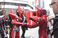 左から仮面ライダードライブ タイプトライドロン、モモタロス。