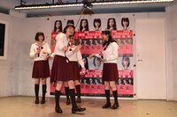 自撮りをする登壇者たち。