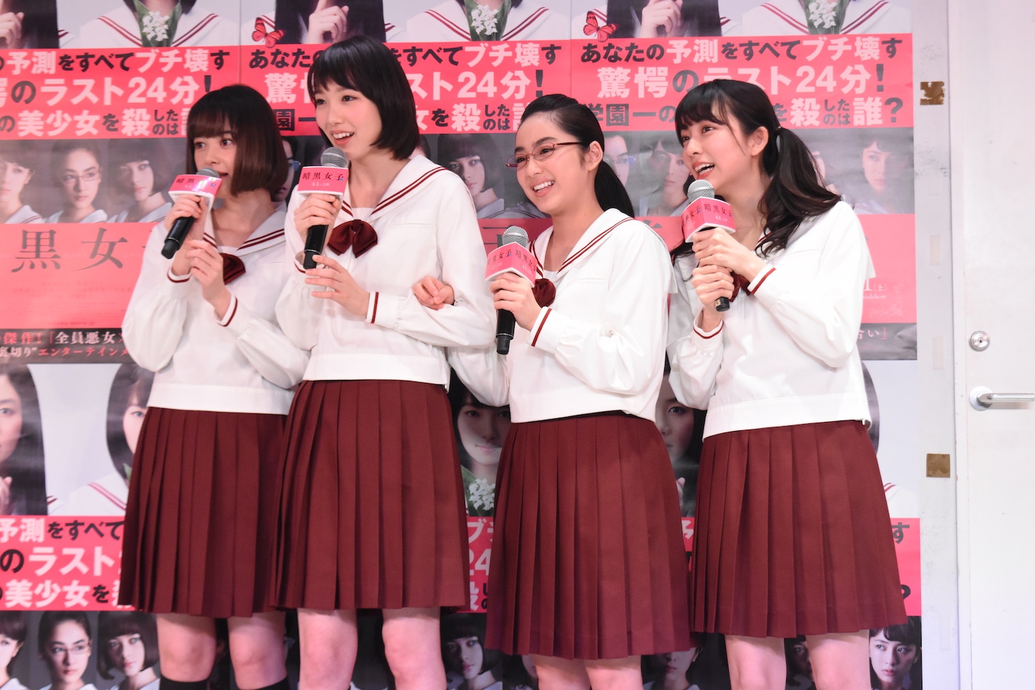 監督・耶雲哉治の登場に驚く登壇者たち。