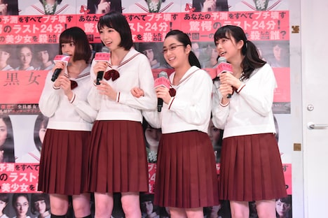 監督・耶雲哉治の登場に驚く登壇者たち。