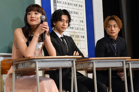 左から永野芽郁、三浦翔平、白濱亜嵐（GENERATIONS from EXILE TRIBE、EXILE）。