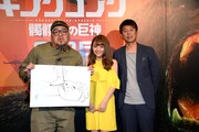 「キングコング：髑髏島の巨神」イベントにて、左からくっきー、吉木千沙都、ロッシー。