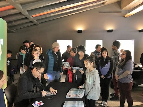 第20回ニューヨーク国際子ども映画祭にて、ファンにサインをする神山健治。