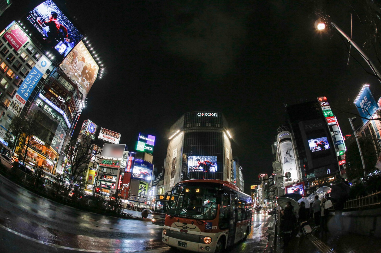「見たこともない景色」のMVが放映される渋谷スクランブル交差点。