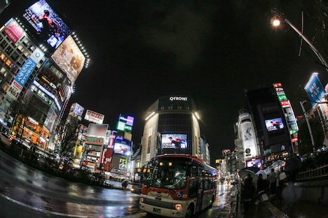 「見たこともない景色」のMVが放映される渋谷スクランブル交差点。