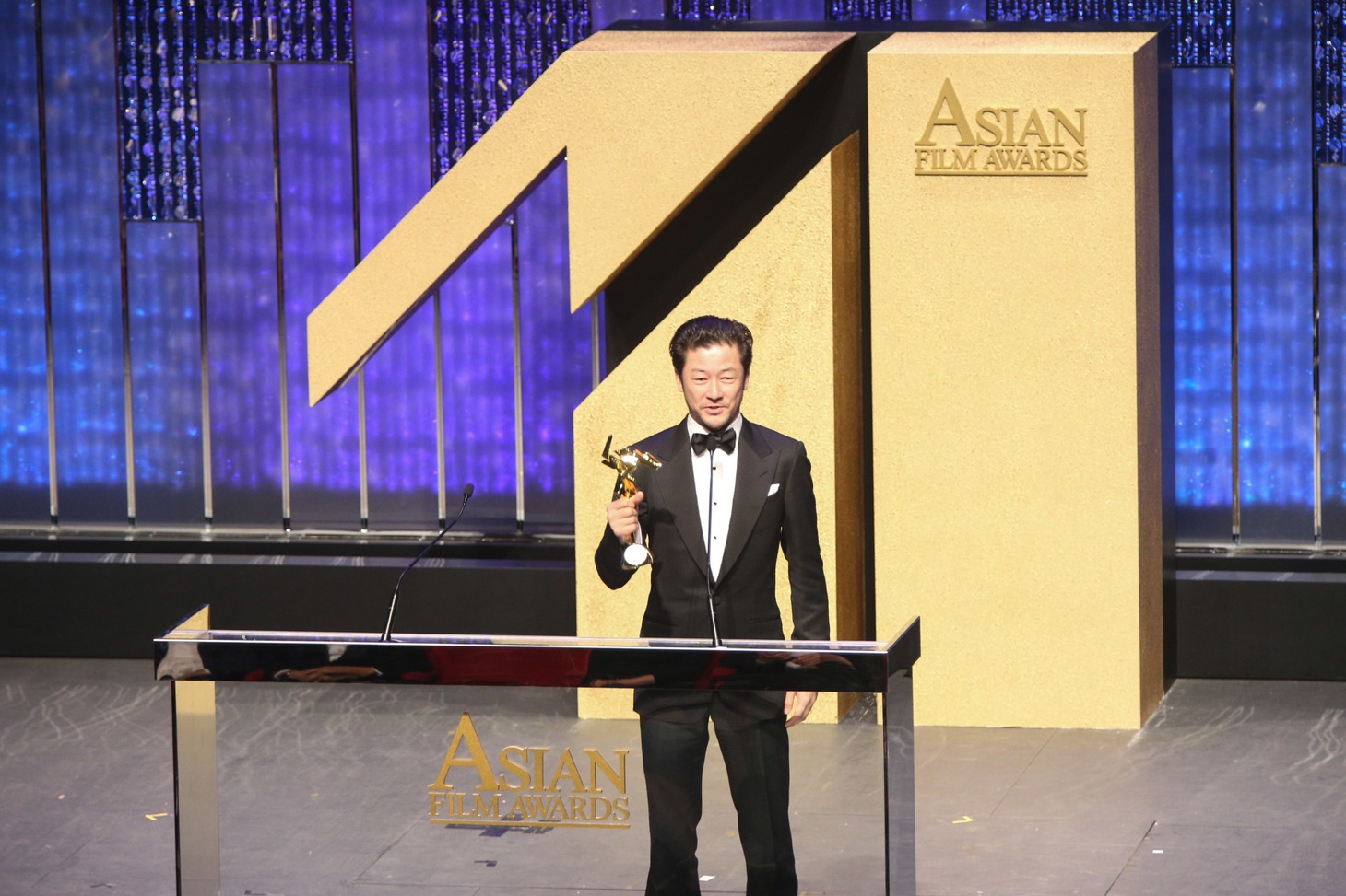 最優秀主演男優賞を受賞した浅野忠信。