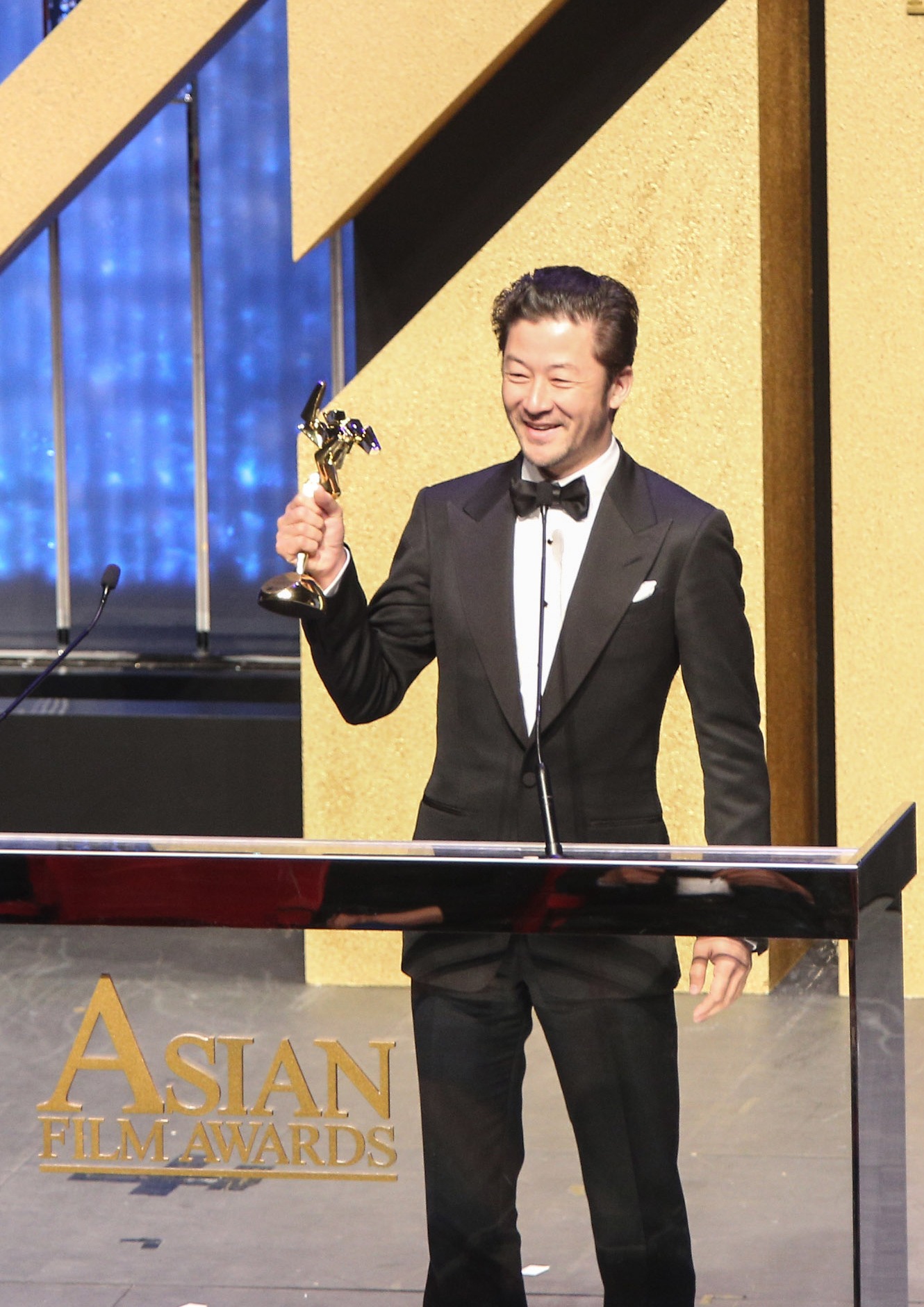 最優秀主演男優賞を受賞した浅野忠信。
