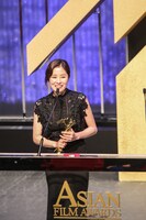 最優秀助演女優賞を受賞したムン・ソリ。