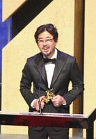 最優秀監督賞を受賞したナ・ホンジン。