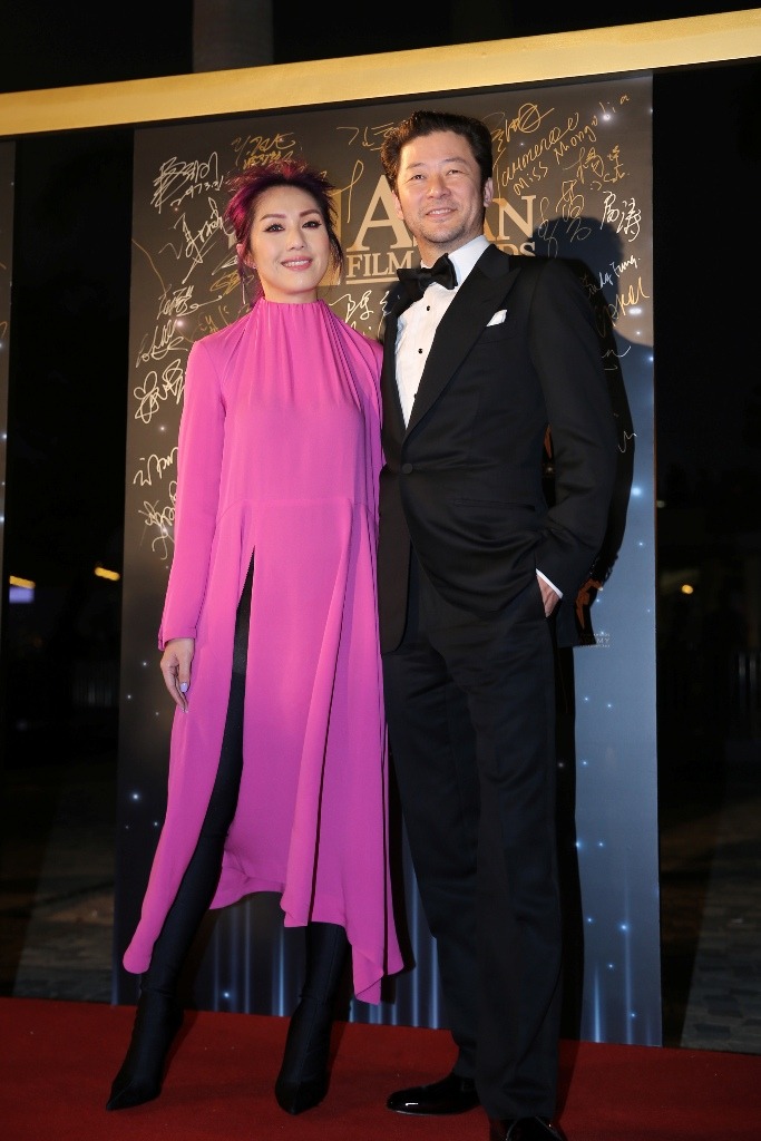 左から歌手のミリアム・ヨン、浅野忠信。