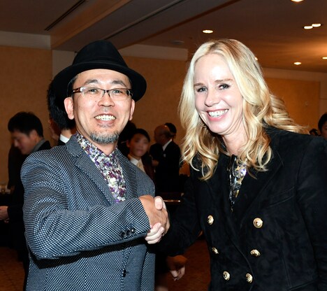 左からFROGMAN、DCエンターテイメント社長のダイアン・ネルソン。