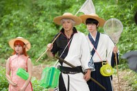 映画「銀魂」撮影現場の様子。左から橋本環奈、小栗旬、菅田将暉。