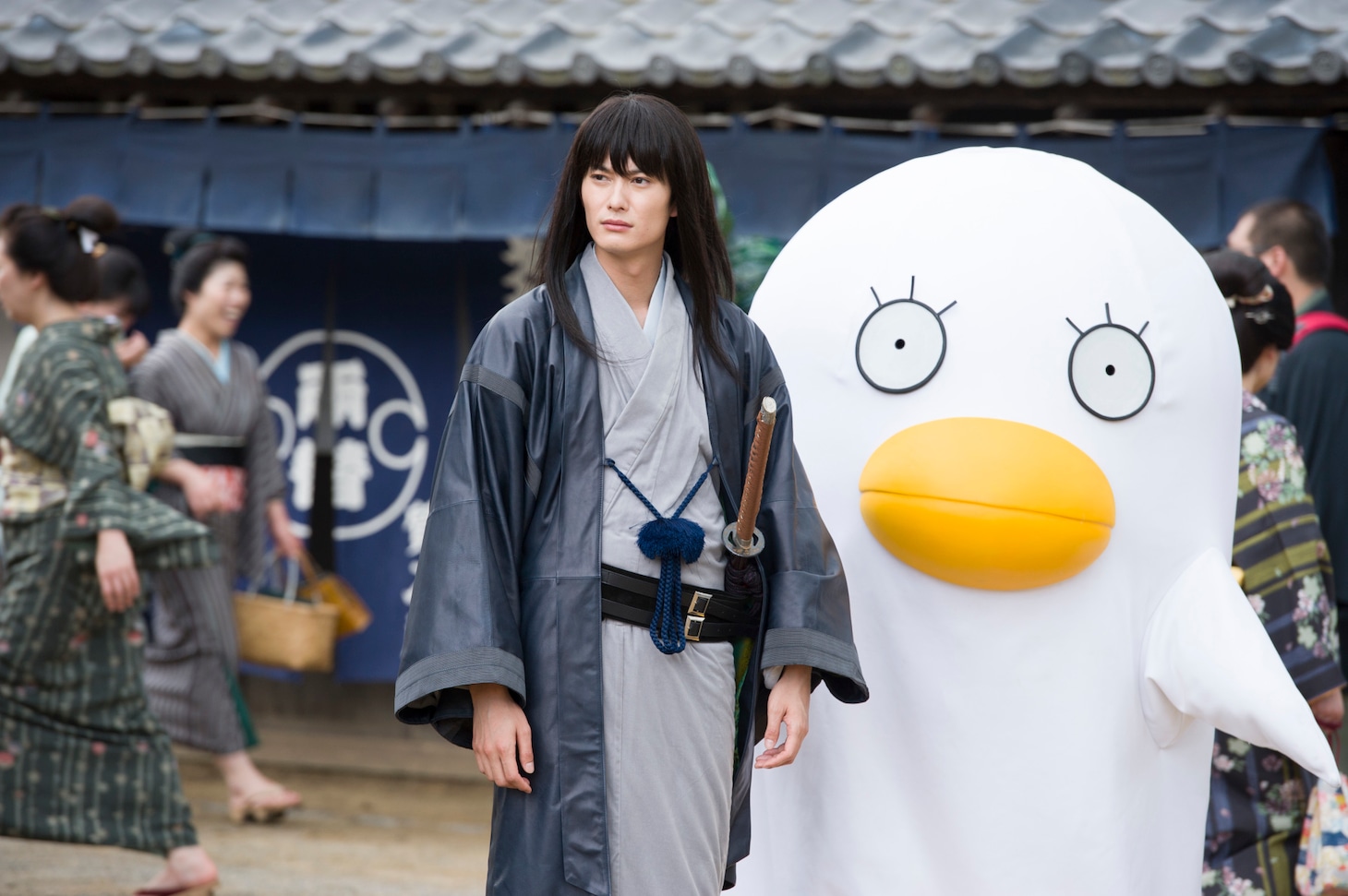 映画「銀魂」撮影現場の様子。左から岡田将生、エリザベスの着ぐるみ。