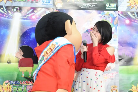 しんのすけに壁ドンならぬ壁ペチをされる志田未来。