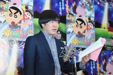 アフレコに臨む雨上がり決死隊・蛍原。