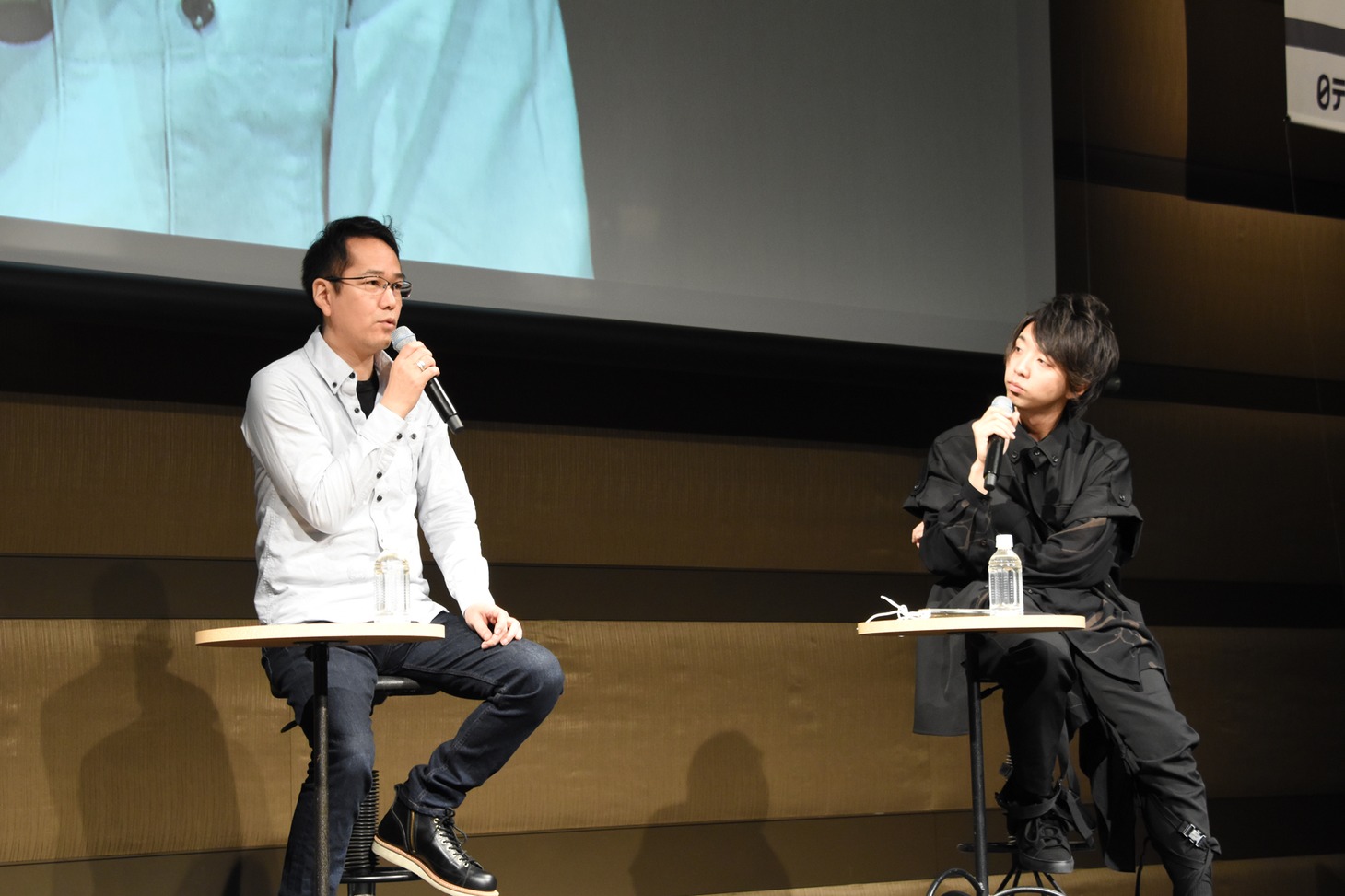 「SENSORS IGNITION 2017」でのトークセッションの様子。左から神山健治、落合陽一。