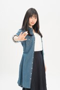 岡本夏美扮する主人公・アキ。