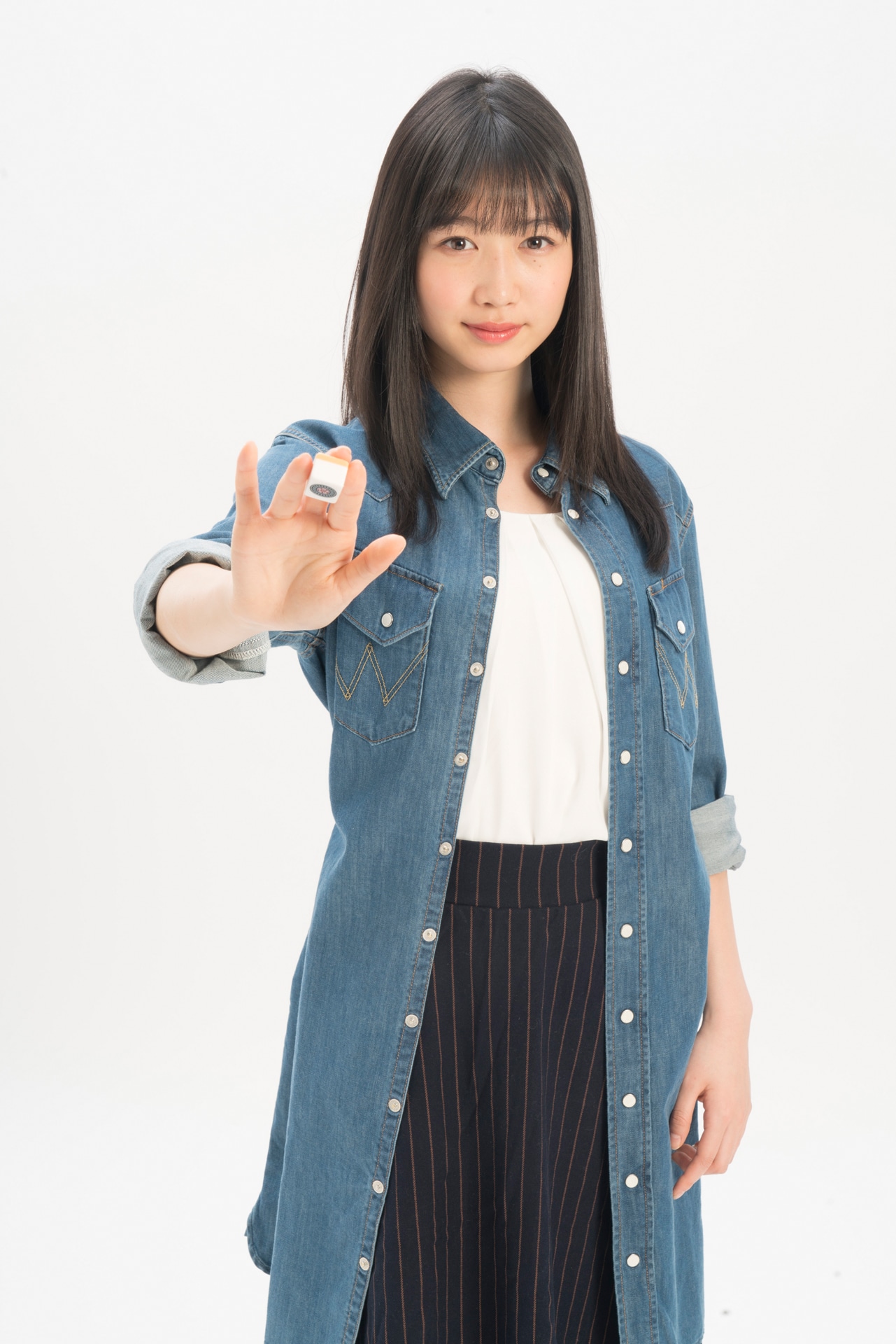 岡本夏美扮するアキ。