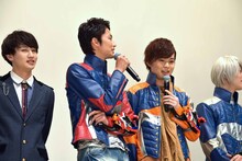 急に話を振られ、自分でも何を話しているのかわからなくなってしまった岐洲匠（中央左）と、代わりに「すいません」と謝る岸洋佑（中央右）。