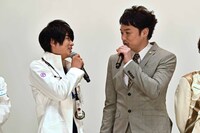 小田井涼平（右）に、「共演できて本当にうれしいです」と伝える飯島寛騎（左）。